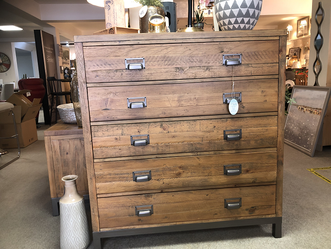 Potburys's tweet image. Solve your storage problems with this stylish five drawer, solid wood dresser.

A classic piece of furniture you can treasure for many years. £995.00 plus free UK mainland delivery.

ow.ly/KWtd50EtKTS

#SolidWood #FiveDrawer #Dresser #FreeUKMainlandDelivery #Sidmouth