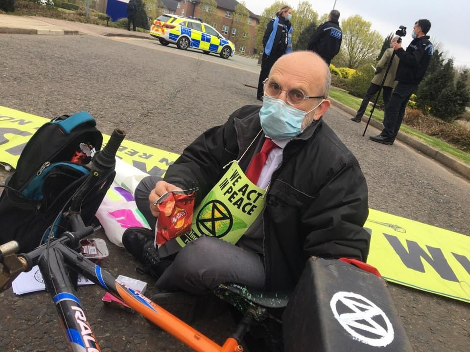 🚨🚲🚔 !! BREAKING NEWS !! 🚔🚲🚨

Northampton Rebels and Axe Drax block the Opus Energy HQ in Brackmills as big energy bosses meet for their International AGM. 💚🌏

Photo Credit: FULouGraphy

#AxeDrax #biofuelwatch #EndFossilFuels #ShellKnew #xrnorthampton #ExtinctionRebellion