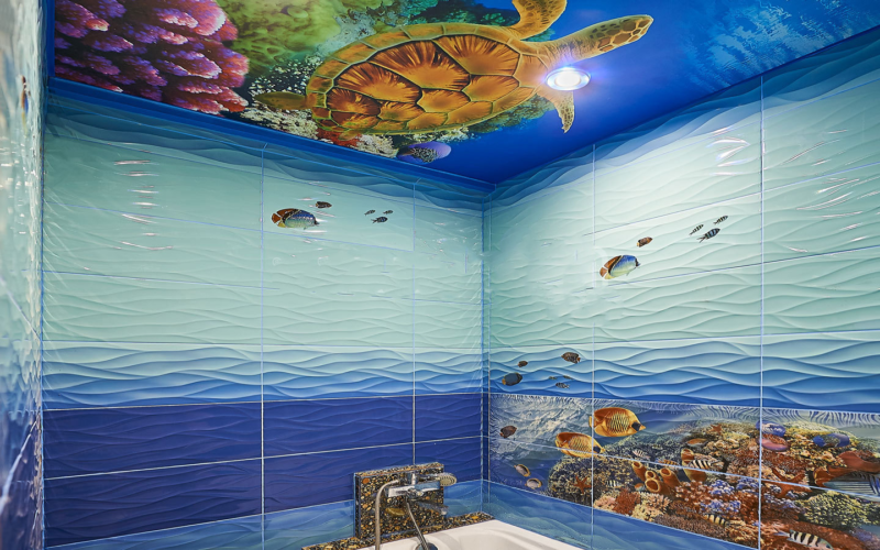 Потолок плитка в ванной комнате. Потолок с фотопечатью в ванную. Плитка для ванной морская тематика. Пластиковые панели морская тематика. Панели для ванной морская тематика.