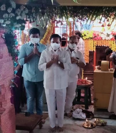 MDR_BRS's tweet photo. శ్రీరామనవమి సందర్భంగా ఈరోజు పటాన్చేరులోని రామందిర్ లో జరిగిన శ్రీ సీతారాముల కళ్యాణ వేడుకలలో పాల్గొన్న పటాన్చేరు మాజీ సర్పంచ్ దేవేందర్ రాజు గారు.

#lordrama #sriram #jayaram #chaitranavratri  #sriramanavami2021 #mdrfoundation  @KTRTRS @trsharish @Eatala_Rajender @AdarshSindhu https://t.co/blGHCxtDq4