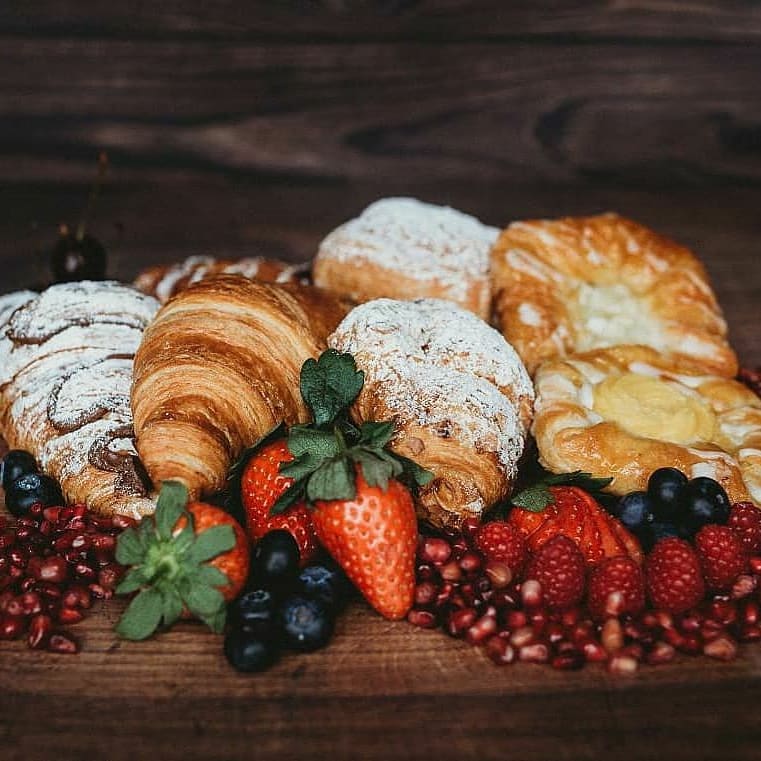 It's weekend orders time 🥳 

Grab your delivery slot for Friday or Saturday &amp; stock up on loads pf local goodness from independent suppliers. You can support over 30 independent suppliers in one shop - straight to your door ❤

thelids.co.uk/shop