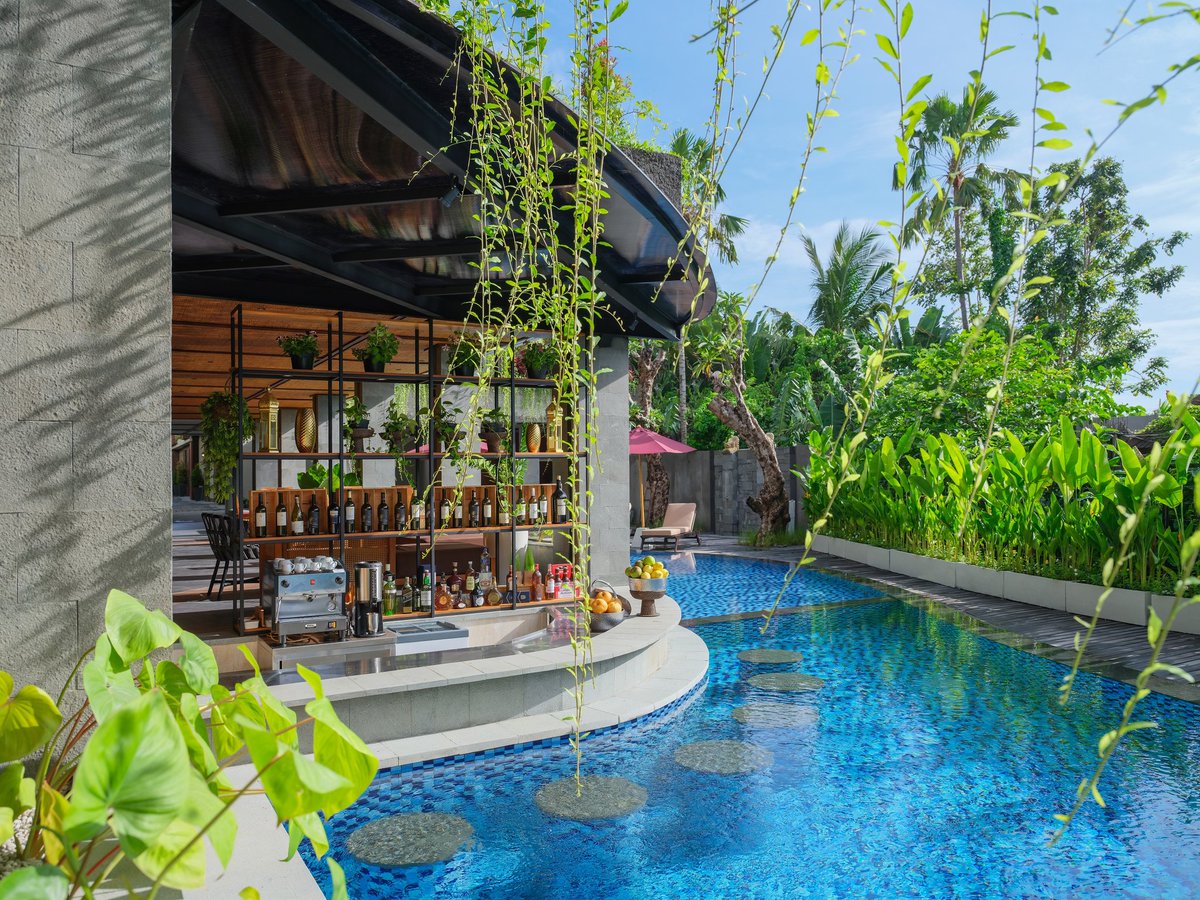KayumasResort's tweet photo. Come visit our pool bar and get something to cool you down from Bali's tropical weather.

#kayumasresort #kayumasseminyakresort  #poolbar https://t.co/9iT5l5mzTS