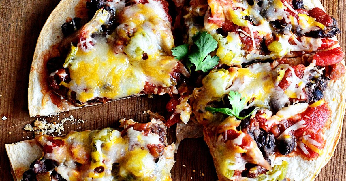 If you're looking to switch up your Taco Tuesday, MEXICAN PIZZA is the perfect twist on dinner! Lots of cheese, black beans, salsa, green chiles, and chicken give these tortilla pizzas a spicy, Mexican spin.  buff.ly/32Bz6Fj