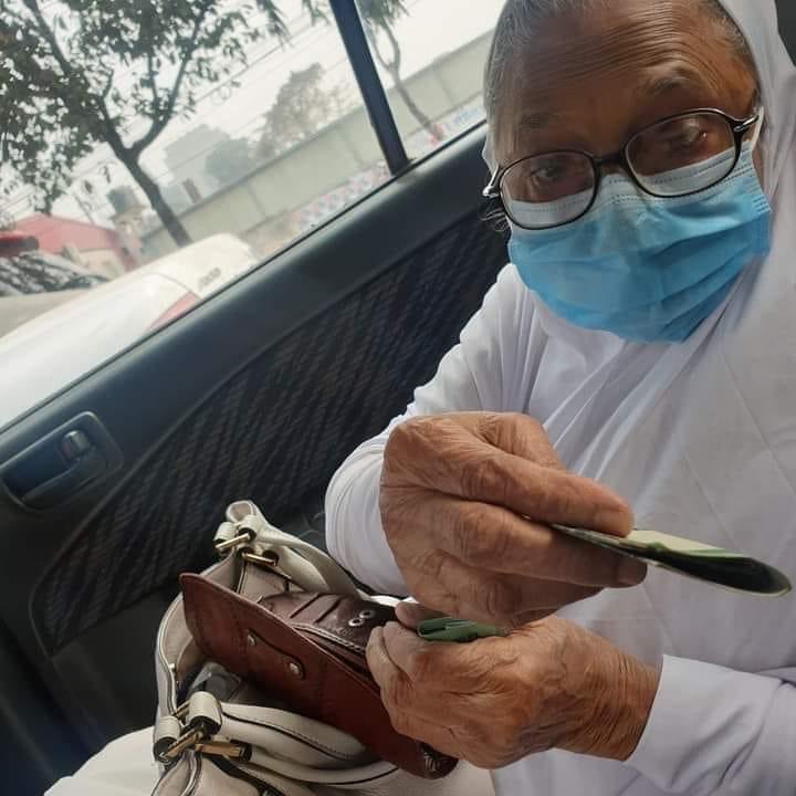 Jomkitamy's tweet photo. Nenek : Jangan bagitahu orang lain nenek bagi awak duit ni

RT kalau nenek korang macam ni 🥰 https://t.co/rgHf7647Ck