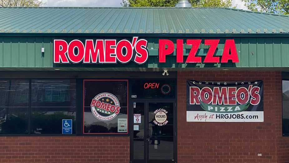 Before launching <a href="/coachesbb/">COACHES BURGERS</a>, Patrick Howlett was a #pizza guy. This week, he opened <a href="/Romeospizza/">Romeo's Pizza</a> in #Howland! | #Pizza
hubs.ly/H0LDsl50