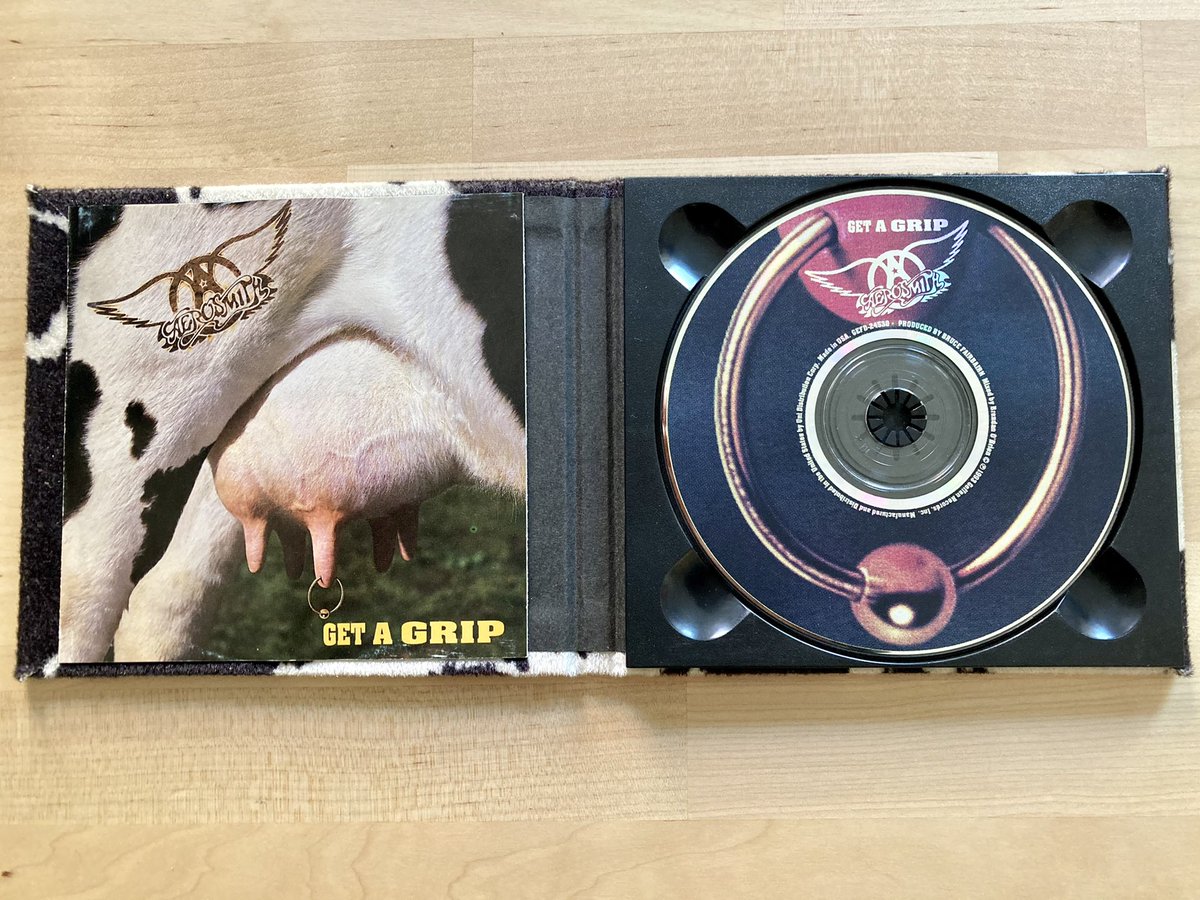 Heureusement j'ai aussi le CD édition limitée en peau de vache (synthétique). Il n'a qu'un seul défaut : comme c'est la version US de l'album, il manque un morceau (Can't Stop Messin') par rapport à l'édition européenne.
