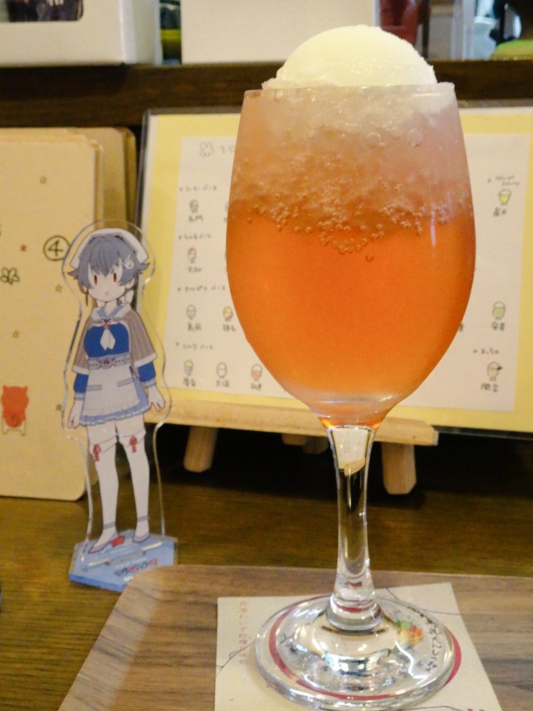 わいずかふぇさんに迅鯨ちゃんを連れて来てオタクムーブをしていたら、お店の迅鯨ちゃんと一緒に撮影させてもらえました。珈琲もわらび餅も美味しくて、たくさん注文してしまいました。ありがとうございました!
そしてフォロワーさん1000突破おめでとうございます! https://t.co/g3T0NCjzMA 