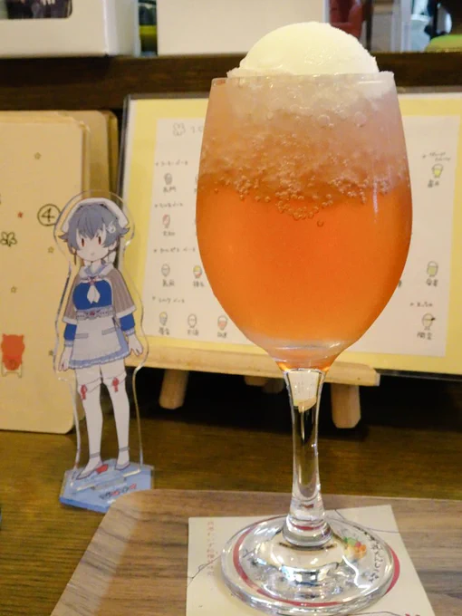 わいずかふぇさんに迅鯨ちゃんを連れて来てオタクムーブをしていたら、お店の迅鯨ちゃんと一緒に撮影させてもらえました。珈琲もわらび餅も美味しくて、たくさん注文してしまいました。ありがとうございました!
そしてフォロワーさん1000突破おめでとうございます! https://t.co/g3T0NCjzMA 