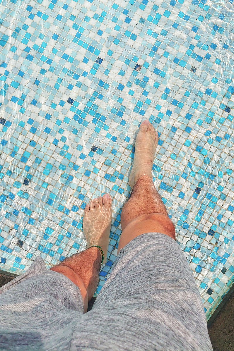 BenniPosenov's tweet photo. Sunny time = Pool time!  
晴裏偷閒！  
@CourtyardHotels
#sunnywednesday  
#pooltime  
#midweekfun  
#escapefromwork  
#summeriscoming  
#courtyardbymarriottshatin
#偷走星期三  
#放我半天假 https://t.co/bzQB7hMNPL