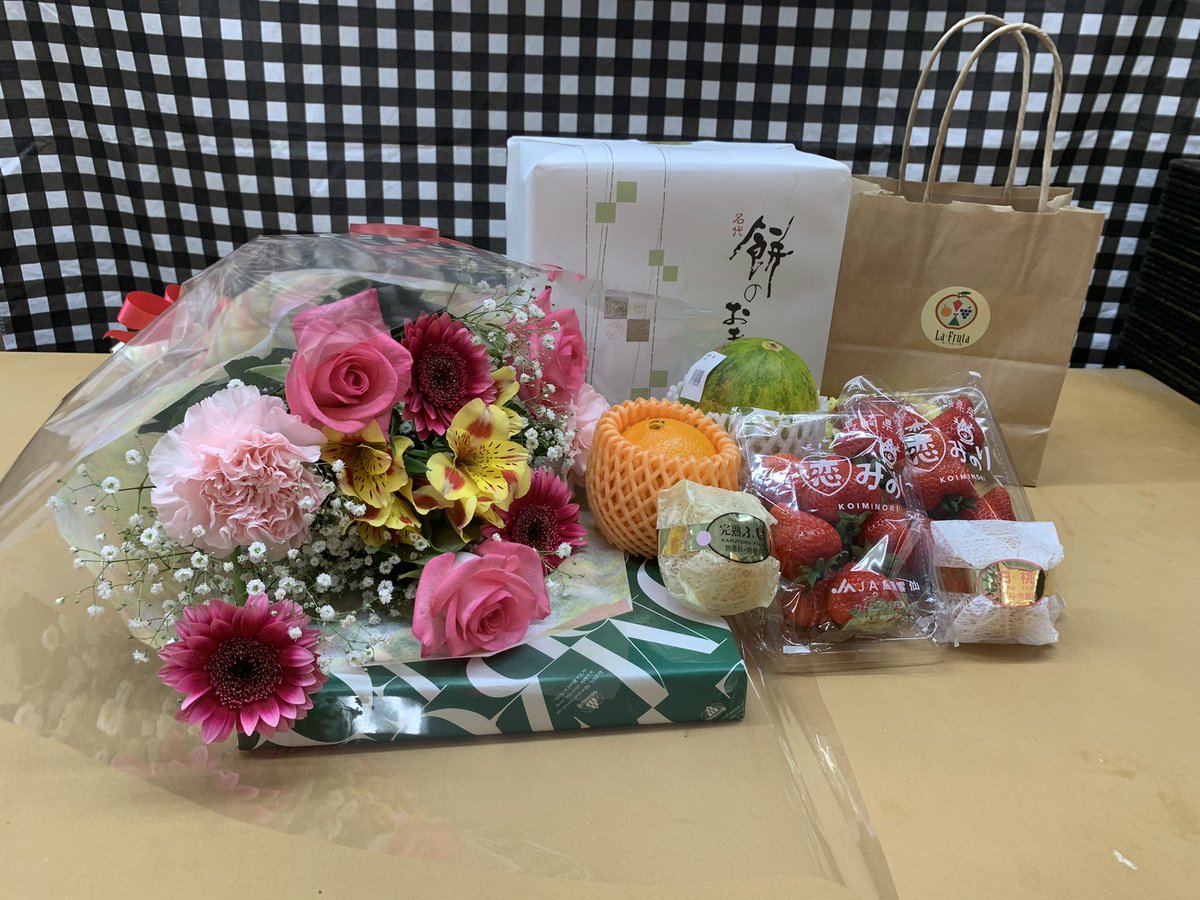 220_oh's tweet photo. 昨日で西友のパン屋さん終わり〜
異動になったけどまだまだパン屋さん頑張ります🍞

常連のお客様から連絡先もらったり
バイトの男の子達も休みなのにわざわざ来てくれてお祝い���らえて
↑（これかなりレアな事だから自慢させて❤️）
職場以外の方々からもたくさんよくしていただけて本当に幸せでした🌷 https://t.co/MTHwVMZrkK