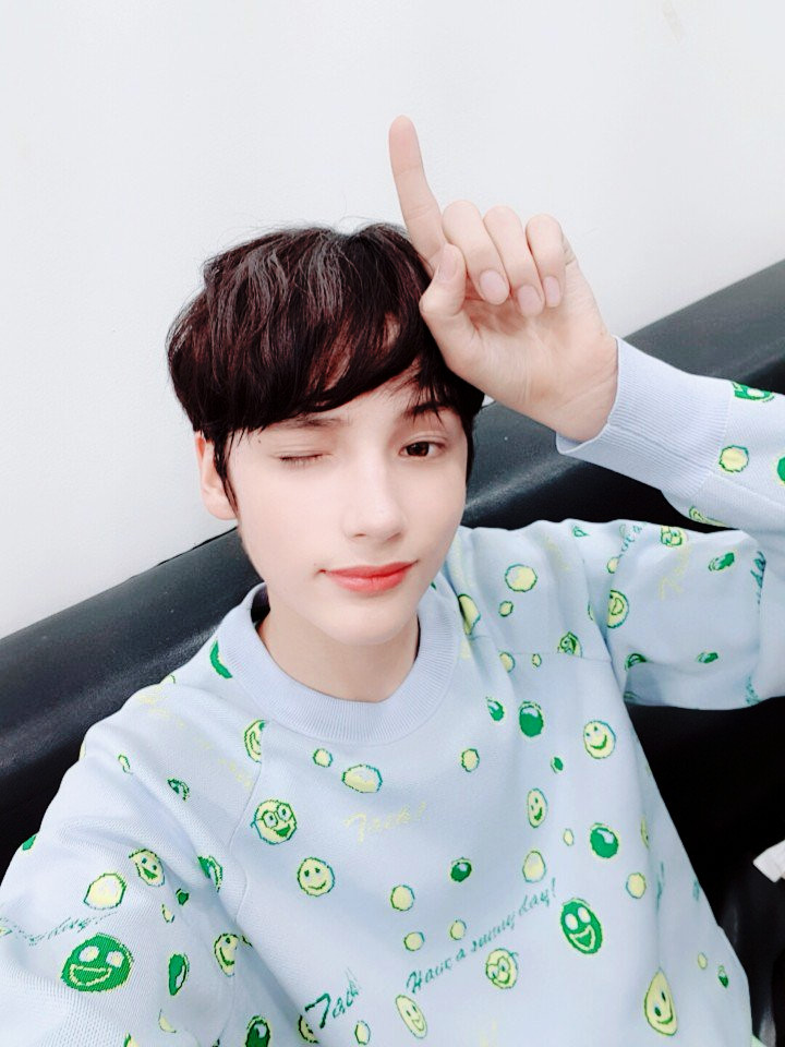 txt_offcl's tweet image. ˒   🐧   ◞   #𝗔𝗜𝗗𝗘𝗡   ╱.   🎼   ］  𓎆    𝕟ᥱw   𓈊    updɑtᥱ ｡   乀ㅤ➫  #SPOTLIGHTOnMX  ヾ

Mientras tomo #MIXCAFÉ en mi mixtaza con Spotlight de los reyes de fondo (que se lucieron !! ) quiero mostrarles mis compras del día.