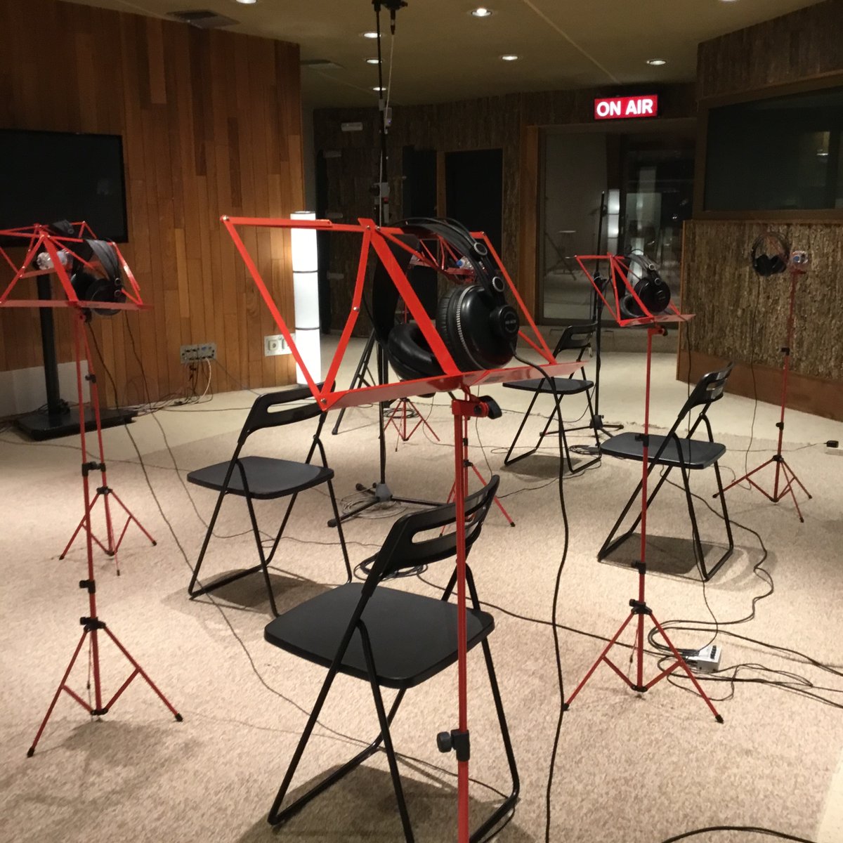 DRAXaudio's tweet photo. ¡La música vuelve a inundar la Sala Eastlake 🎼🎼🎼! ¡Todo preparado para la grabación del segundo disco del coro Friends On Air 🎤🎤🎤🎤🎤🎤!
#estudiodegrabación #música #coro #sonido #recordingstudio #music #choir #sound #draxaudio #SalaEastlake https://t.co/EBwefhroAF