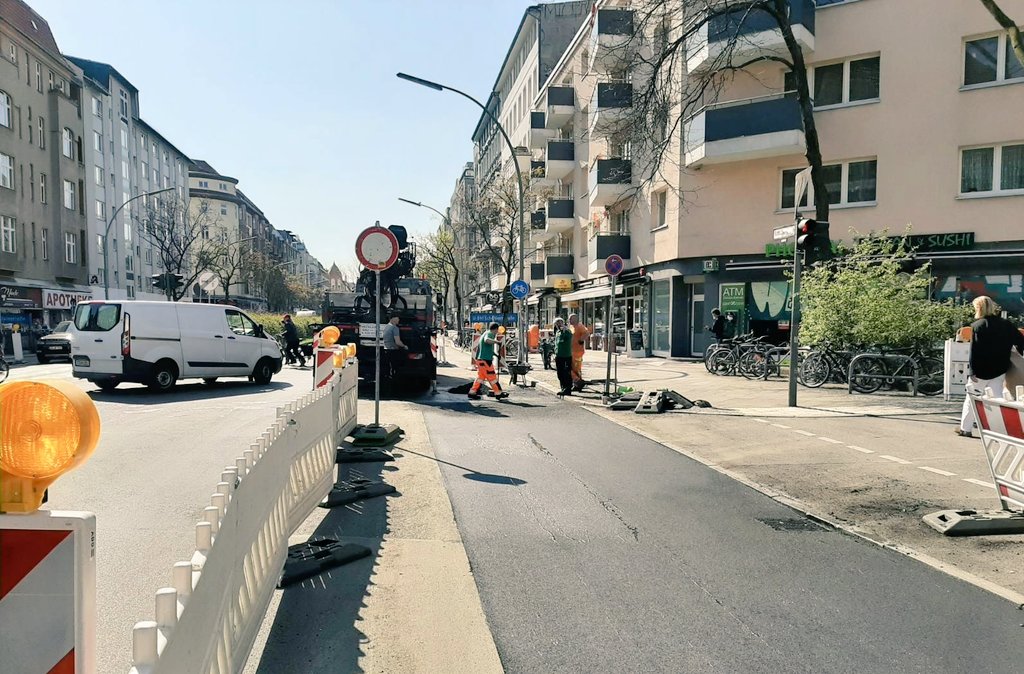 Die Sonne scheint und hier entsteht ein breiter und geschützter Radweg!
Was wären das erst für Glücksgefühle, wenn es in ganz Berlin so voranginge wie in Xhain ☀️

#PopUpRadweg #KottbusserDamm