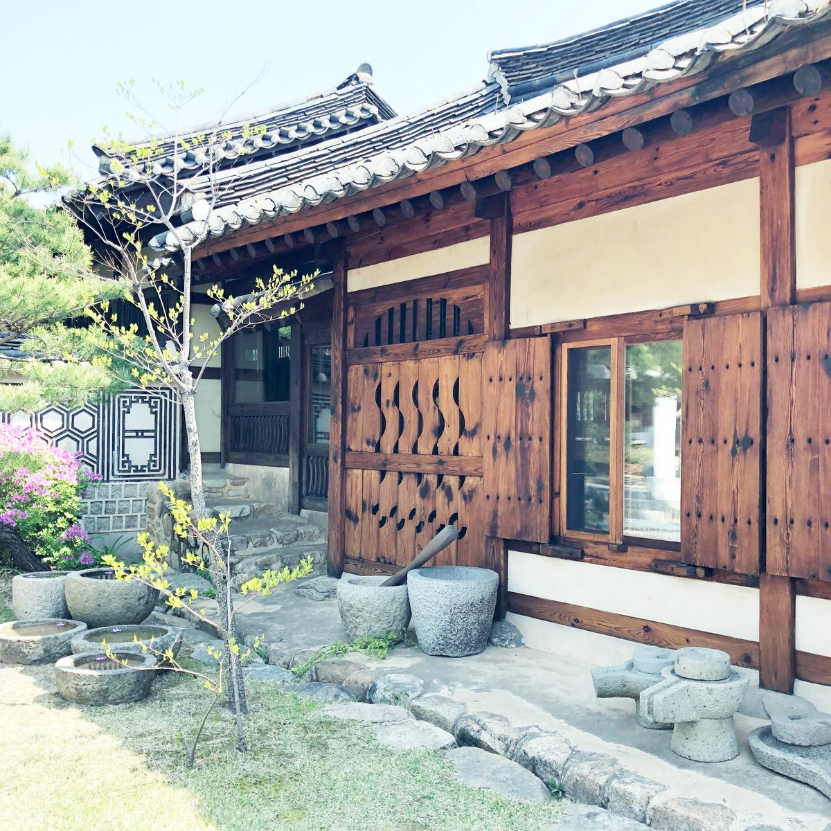 Taetae_of_love's tweet photo. 한국가구박물관 다녀왔어요
유키즈에서 본것 처럼 너무 멋진곳이더군요
예약은 좀 번거롭지만 가볼만한 가치가 있는곳이예요~ 내부투어도 했지만 안에선 사진을 못찍어요 아쉽지만 탄이들이 촬영했었던 모습이 그대로 남아있어서 내면에서 환호를 질렀지만 어렵게 참았어요
#방탄투어 #한국가구박물관 https://t.co/uvdamr2ruj