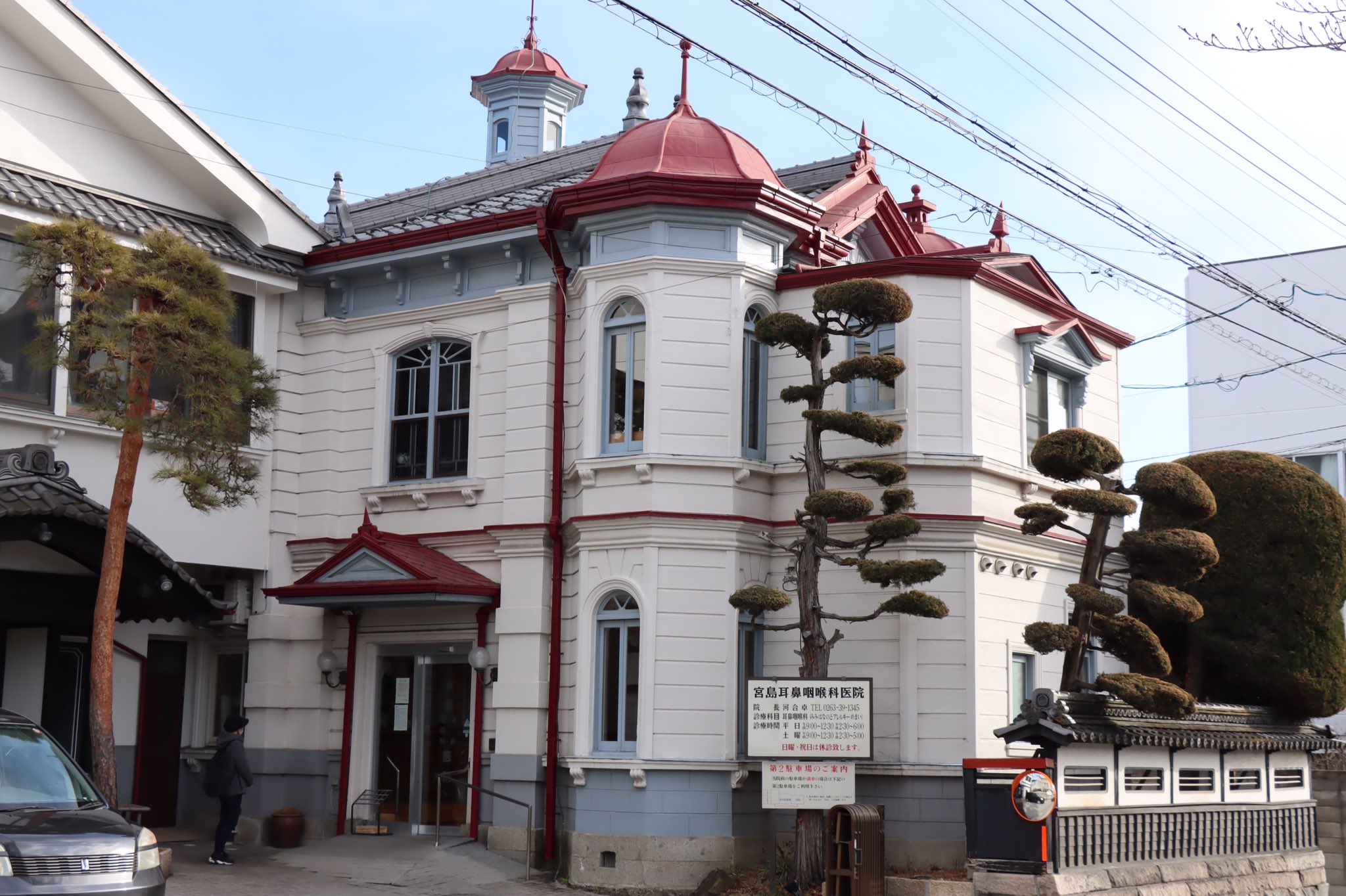 武田菱 長野県松本市の 旧神戸医院 は 大正時代に建てられた洋風の医院 建物角部にある八角形の望楼や 屋根に乗るすらりとした塔屋 バリエーションに富んだ窓装飾など 細部まで凝った意匠が素晴らしい 現在も 宮島耳鼻咽喉科医院 として現役の