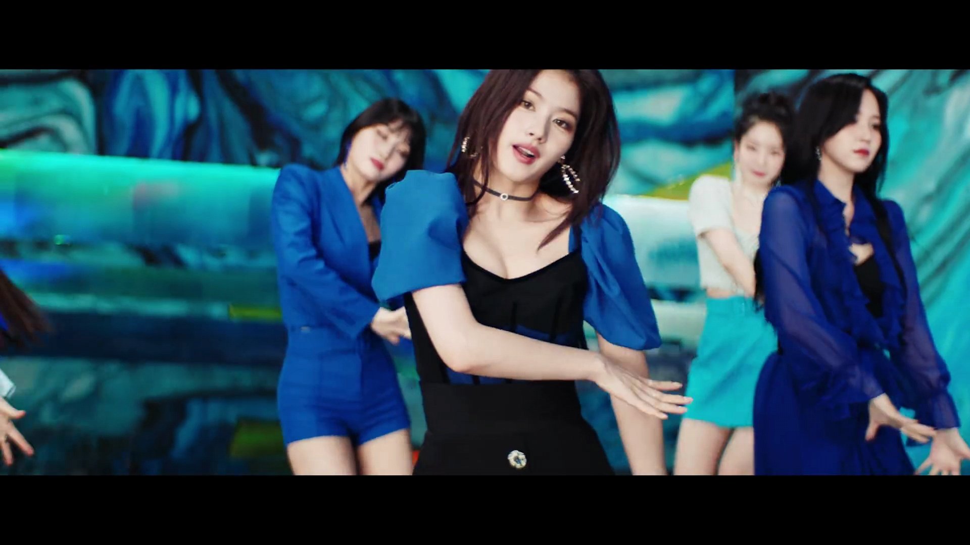 9a Z Twiceの挑戦は続く Twiceの Kura Kura のmvだけど 青衣装のサナ 真ん中の人 のモリモリおっぱいにしか目がいかない 青衣装のサナのモリモリおっぱいで鼻血を出してしまいそうなシーンがあるとは T Co Xdjvjkl7ok Twitter