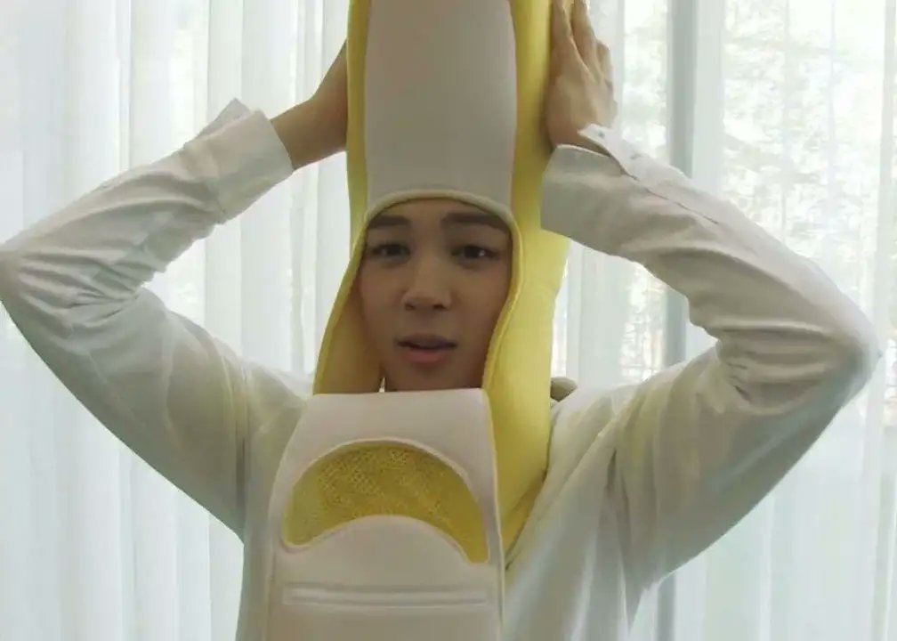 джин в костюме банана. до джин банановый скандал. джин бтс банан. бананы бтс. джин бтс банан.