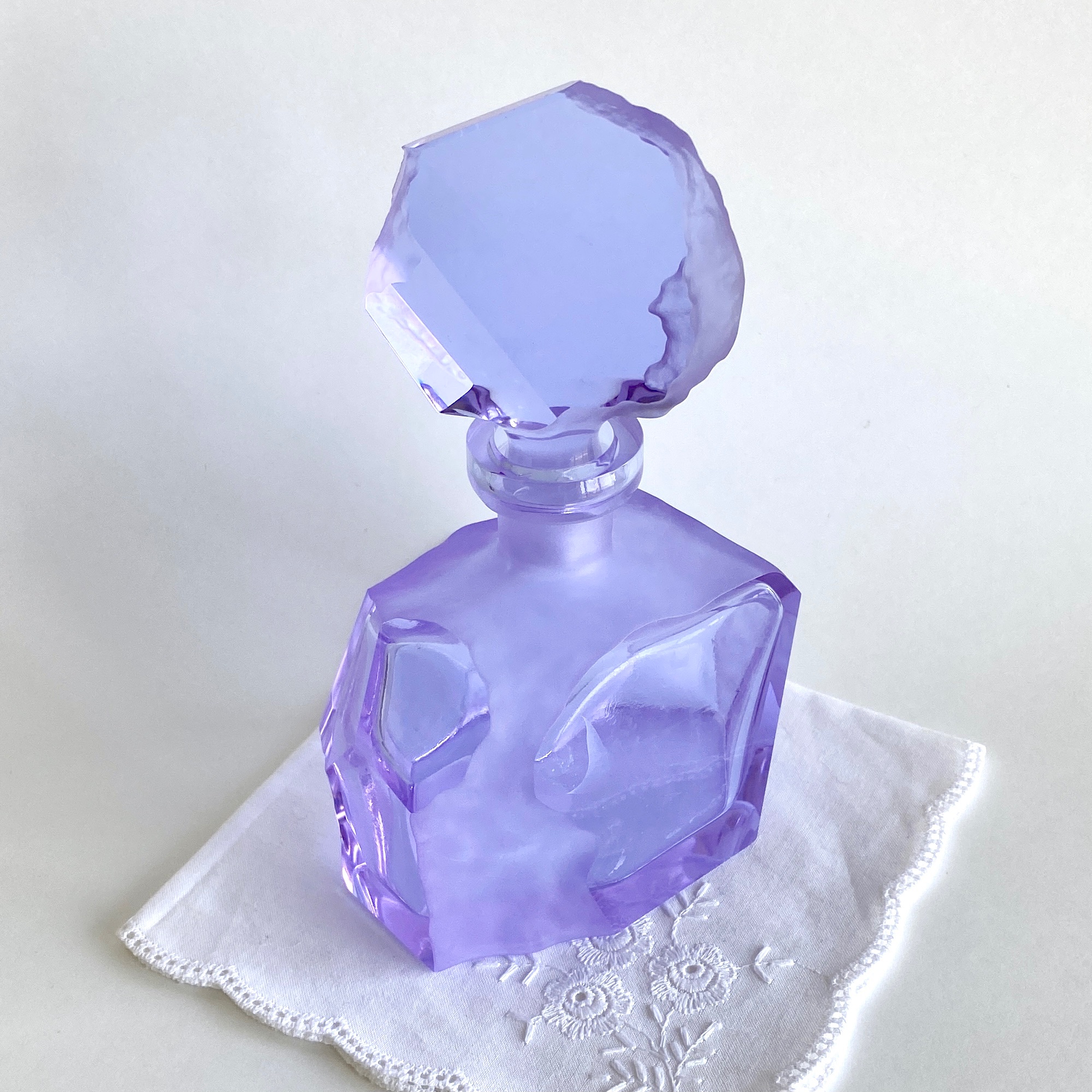 チェドックのスタッフ 自然光では紫色に 蛍光灯では水色に見えるこのガラスはチェコではアレキサンドライトガラスと呼ばれています この香水瓶は1930年代の型を使って作られた現行品 この工房は戦前のチェコのアートガラスの伝統を守り続けています