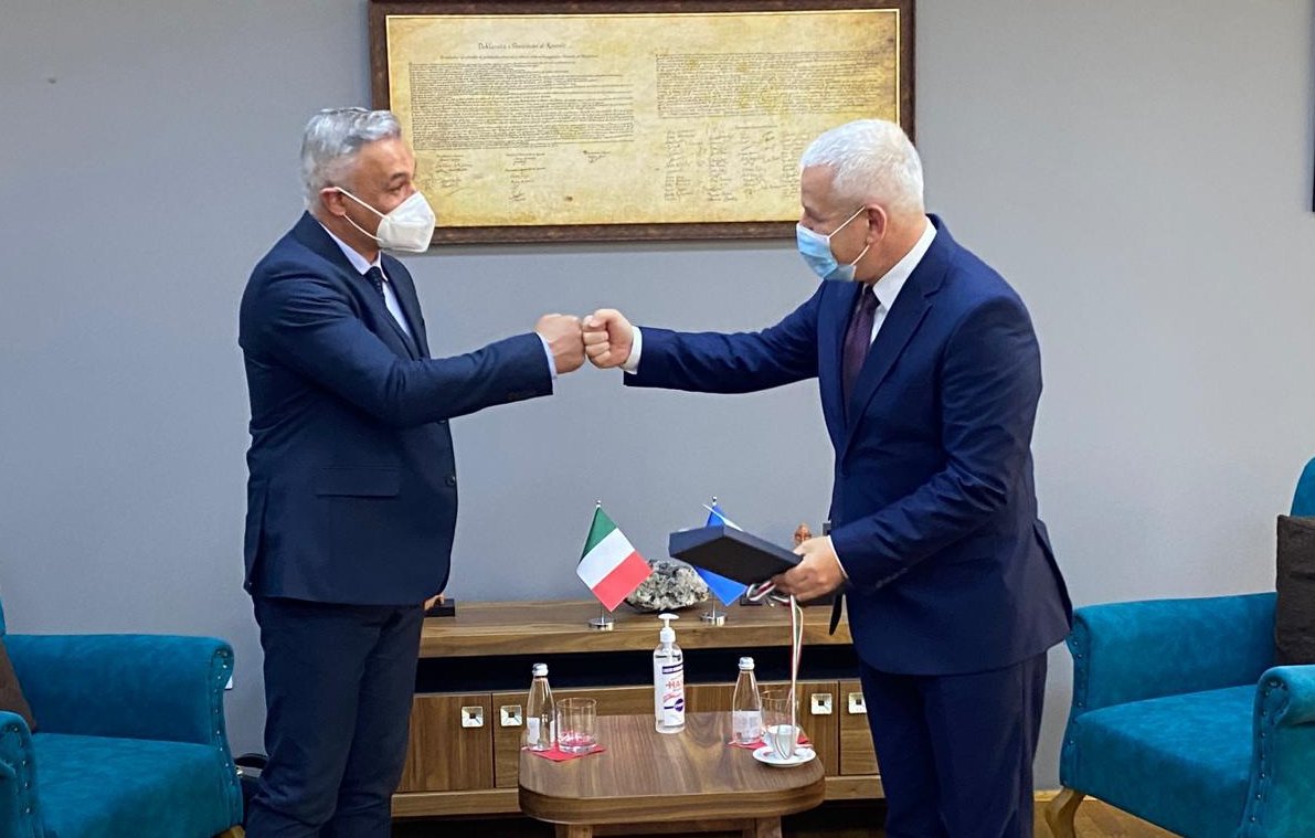 CSCWB_IPA2019's tweet image. Mr. Carlo Verdiglione, the project Manager from the Italian Ministry of Interior (on the left) stressed the importance of the regional approach of the project #CSCWB while meeting project beneficiaries and key stakeholders in Pristina:bit.ly/3v78Sqr #policecooperation