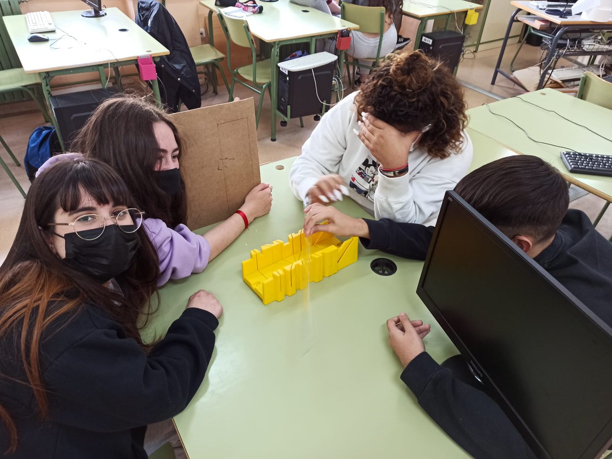 IesGarciaLorca's tweet photo. ⚠️⚠️Estamos en obras⚠️⚠️
Triángulo de Sierpinski Matemáticas. 4°A
#educaCLM #matesmolan #triángulodesierpinski #tallerdemates #mateseneltaller
#matematicas #mates https://t.co/V36aTdNxXc