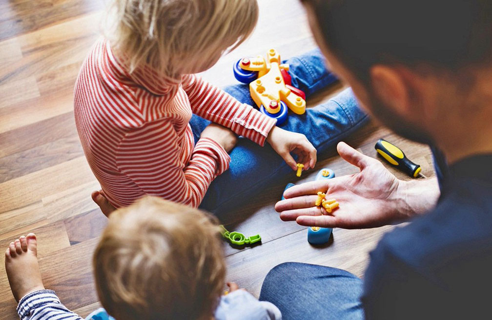 дети с родителями. мама занимается с малышом. дети улицы. родители играют с детьми. мама девочка папа игры.