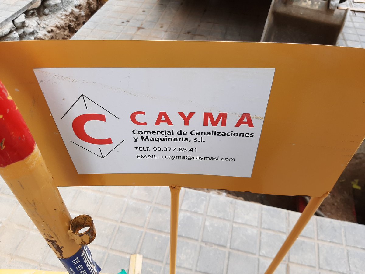 biciclona's tweet photo. Ahir vam passar en 🚲 amb el #miniPik dir mar.Vaig reclamar-los q posessin cons x desviar el #cbici: "els tenia però és q ja marxo i els he tret, ves per la vorera" (en obres). Avui segueix igual sense cons. SOU UN PERILL. @BCN_Mobilitat @BCN_Ecologia @Bcn_Eixample @GUBBarcelona https://t.co/oTjtddp1he