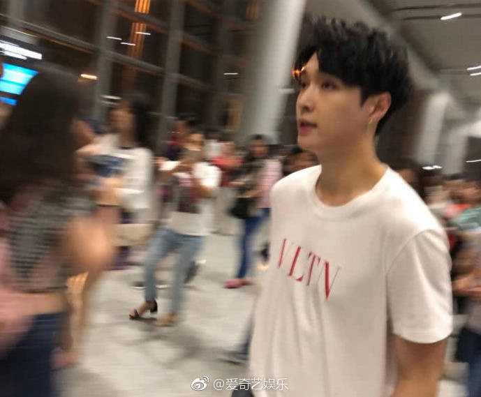 when the quality is bad but you're zhang yixing, a thread;