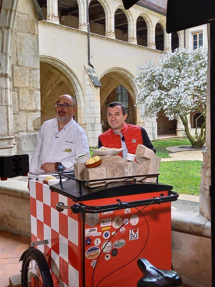 C'était hier sur #France2 ! Loïc Ballet et son triporteur se sont arrêtés dans l'Ain pour découvrir quelques spécialités #SaveursDelAin, dont la traditionnelle Tarte Bressane  ! Pour revoir l'émission #Télématin, c'est par ici : france.tv/.../2387227-em…... à partir de 02:21:00