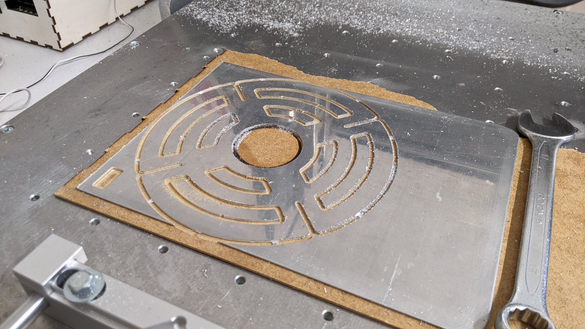 FabLab_Bern's tweet image. Eine Auflage für den günstigen Gaskocher, damit die Bialetti nicht kippt: 1. Iteration aus Wellkarton, 2. aus 2mm MDF und finale Version aus gefrästem Aluminium.