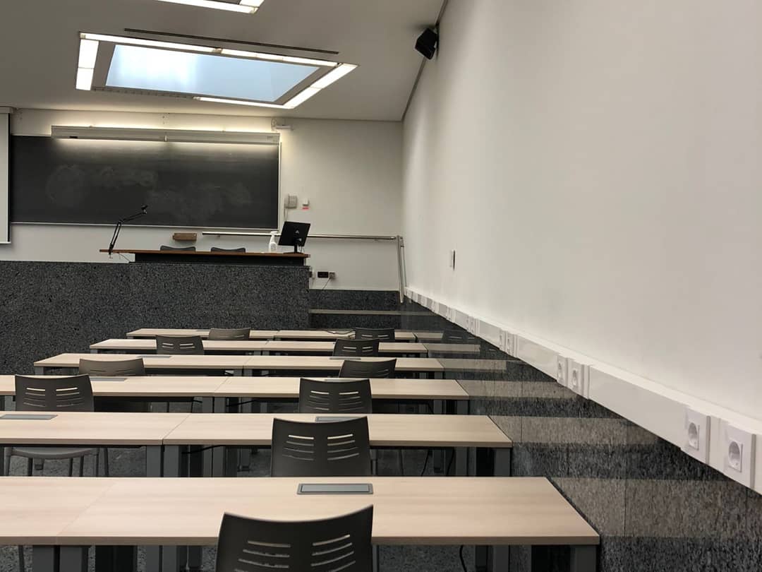 creadret's tweet photo. La reforma del mobiliario realizada en la Facultat de Dret y d'Economia es ejemplo de que la representación cumple sus promesas. Enhorabuena a las dos ADR (Dret i Economia) porque es un proyecto que se lleva pidiendo desde hace mucho tiempo desde ambas facultades 🐺😊 https://t.co/l0sC88bs3m