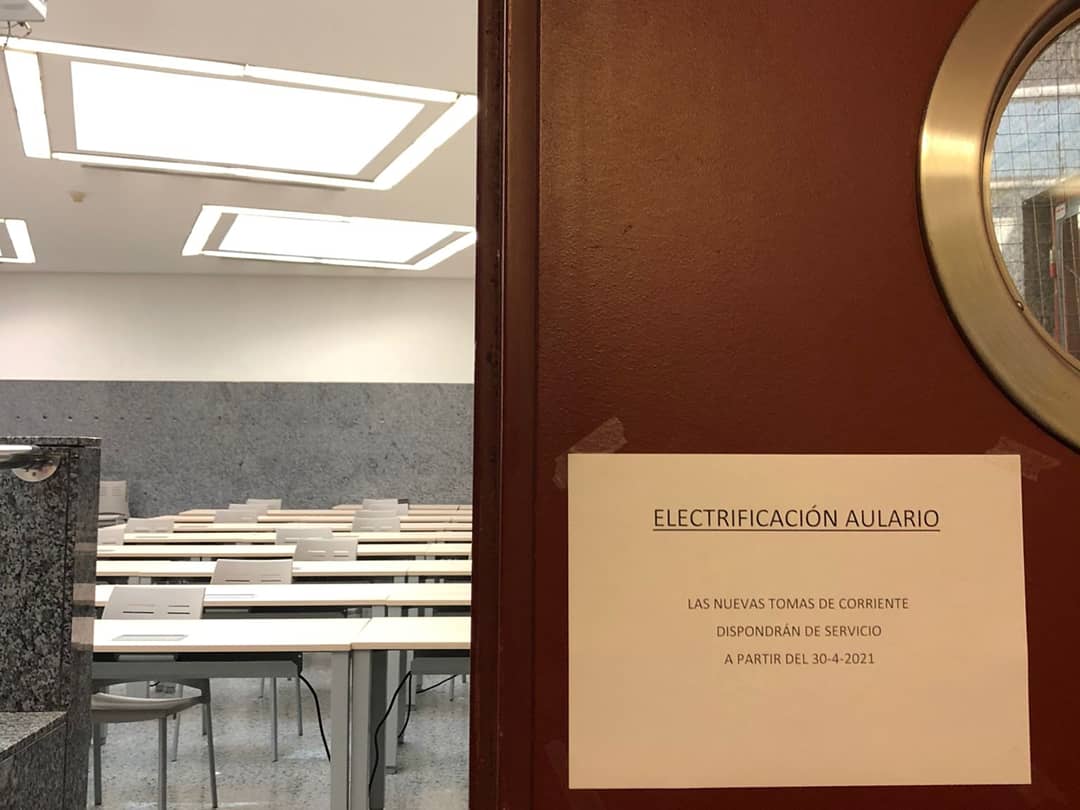 creadret's tweet photo. La reforma del mobiliario realizada en la Facultat de Dret y d'Economia es ejemplo de que la representación cumple sus promesas. Enhorabuena a las dos ADR (Dret i Economia) porque es un proyecto que se lleva pidiendo desde hace mucho tiempo desde ambas facultades 🐺😊 https://t.co/l0sC88bs3m