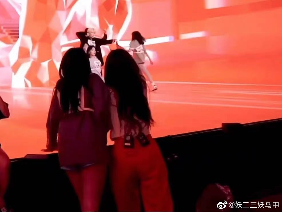 RacMakeColor's tweet photo. huhu ngon hơn cả dĩa ốc len xào dừa mà em đang ăn 😭😭😭😭 https://t.co/YmVoR0AQa4