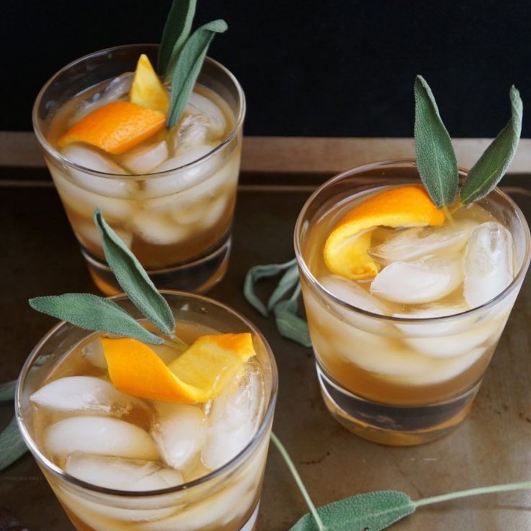 _themixologist's tweet photo. A Bourbon based tipple with honey sage syrup, orange peel and fresh sage leaf! Stir together 50ml of Bourbon with 3 table spoons of honey sage syrup, serve with an orange peel and a sage leaf on ice 🍯🍃🍊#bourbon #cocktail #mixology #honey #orange #sage #whiskey #mixologist https://t.co/Ey6RkR6XaZ