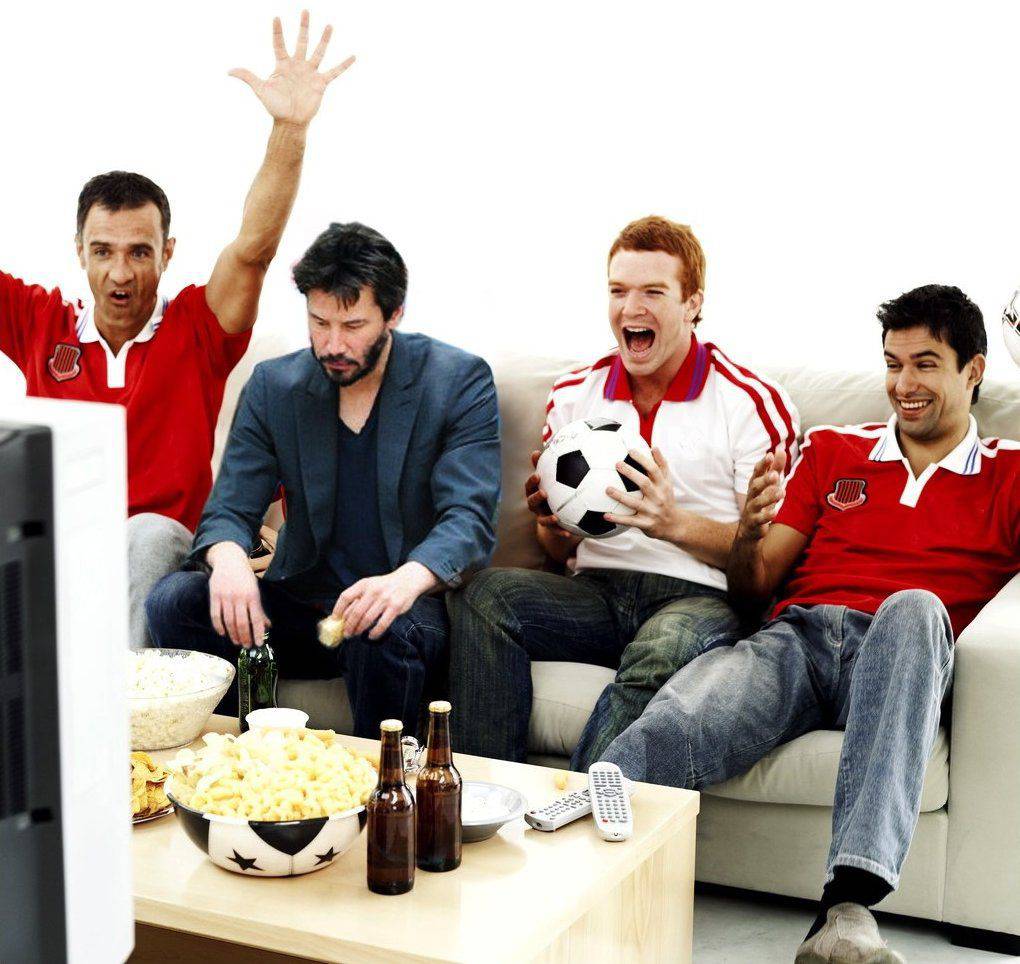 Звезды смотрят футбол. Болельщики перед телевизором. Диван футбол. Футбол по телевизору. Фанаты перед телевизором.