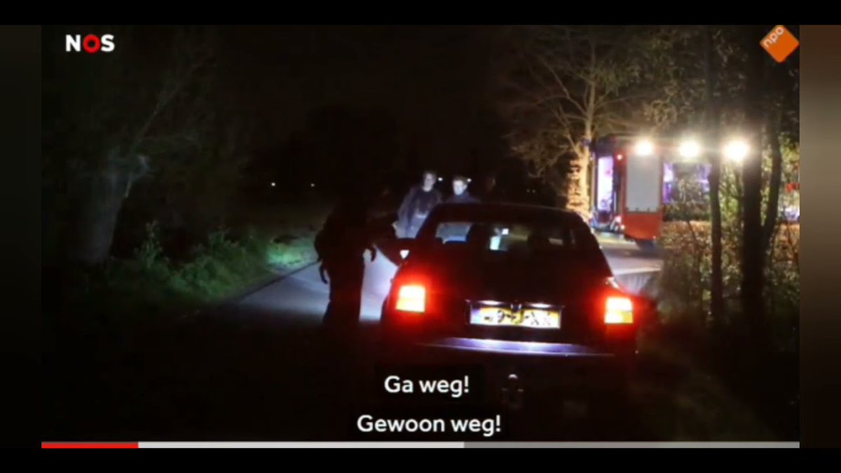 Hulpverlening: Persfotograaf en vriendin in auto aangevallen en door shovel omgekiept - Lunteren 19-04-2021 bit.ly/3ejvcqe