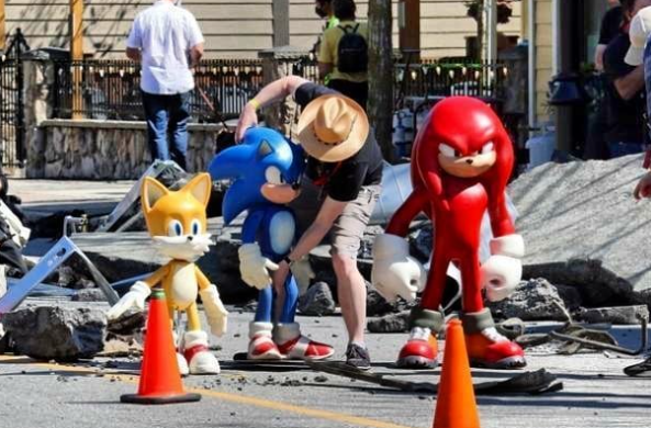 Kayane's tweet photo. Une photo du tournage du deuxième film Sonic est apparue et on peut noter le gros effort d'avoir fait des statuettes qui ressemblent aux persos plutôt que d'utiliser une simple balle de ping-pong sur un bâton pour aider les acteurs à se repérer et dire leurs lignes 😄
&amp; Knuckles. https://t.co/fzdrHFWDJh
