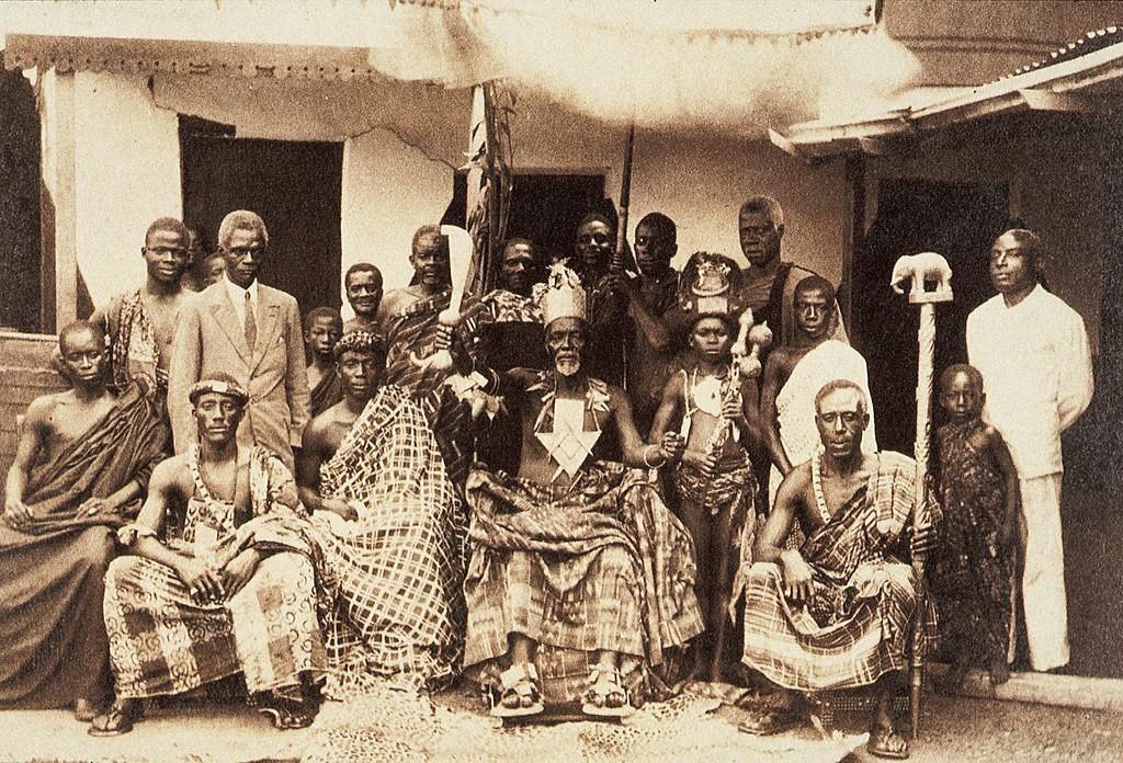 Nana Kwasi Akuffo, the Akuapemhene and his entourage . Ca. Around 1895-1927 • <a href="/JSTOR/">JSTOR</a> 

#SiHene