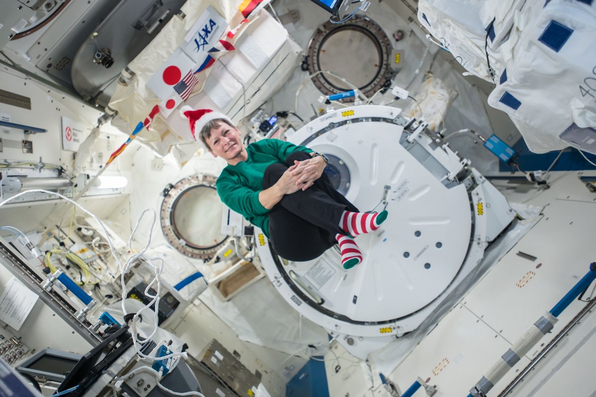 À l'exception du décollage, du retour sur Terre, et des EVA (sorties hors de la station), les astronautes vivent en t-shirt/chaussettes. Pas en combinaison permanente ! (C'est une idée-reçue que j'entends souvent.) Ici, Peggy Whitson en tenue de Noël.