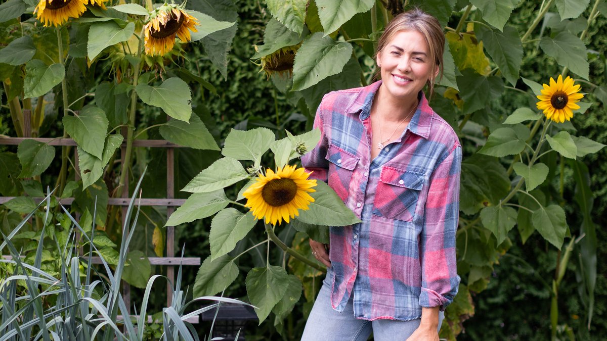 From companion planting to frosting dates there are some simple tips that will allow your garden to flourish all Summer long and into the Fall! 🌱  Check it out here: jillianharris.com/gardening-101-…