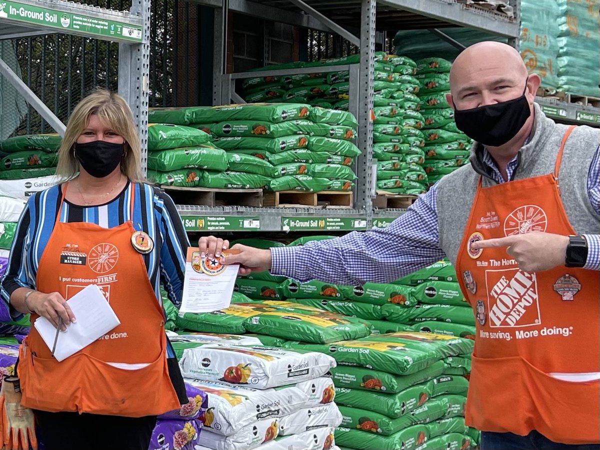 I was proud to recognize Tricia at 2103 for her leadership of the team! You can tell how tight the leadership team is as a group and I give Tricia a ton of credit for bringing everyone together. The standards and performance of the store certainly reflect their efforts! Nice! 👍