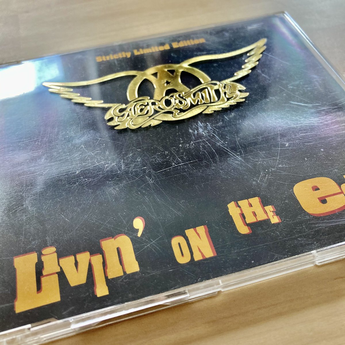 Ce n'est pas flagrant sur la photo précédente, alors je remets le Maxi CD de Livin' On The Edge ici car le logo doré du groupe est en fait inclus dans le boîtier en plastique, donc c'est un super collector !
