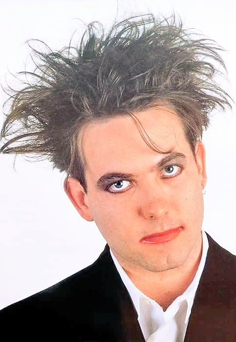 Ori on Twitter: "🎶🎸Today the man with the white makeup, red lipstick and matted turns 62. Robert Smith, vocalist and guitarist of the English alternative rock band The Cure, an icon