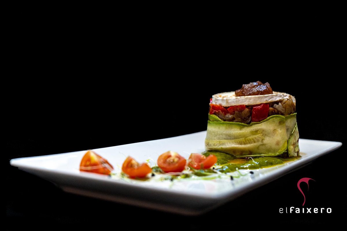 ElFaixero's tweet photo. A comer! 

Hoy empezamos con nuestro "Timbal de Camembert" https://t.co/WxNtw8kUxD