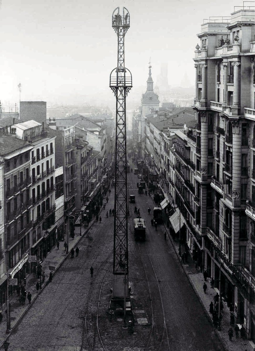 Madtourmisterio's tweet photo. La torre telefónica de la Red de San Luis antes, durante y después del proceso de desmontaje. Fotos tomadas entre 1926 y 1928, Fundación Telefónica. https://t.co/Ppm1iBldlE