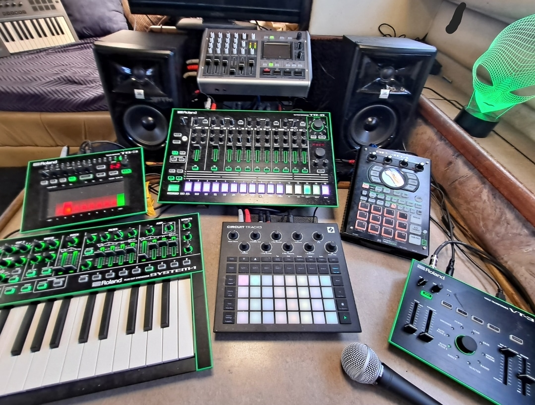 Dimension232's tweet image. Dimension 23 DAWless live rig. 

#dawless #nocomputer #livetechno #livehousemusic #techno2go #livemusic #electronicmusic #technomusic #housemusic #house #techno 
#rolandtr8 #rolandtb3 #rolandsystem1 #sp404 #rolandsampler #rolandvt3 #novation #circuittracks #rolandvr3 #videomixer