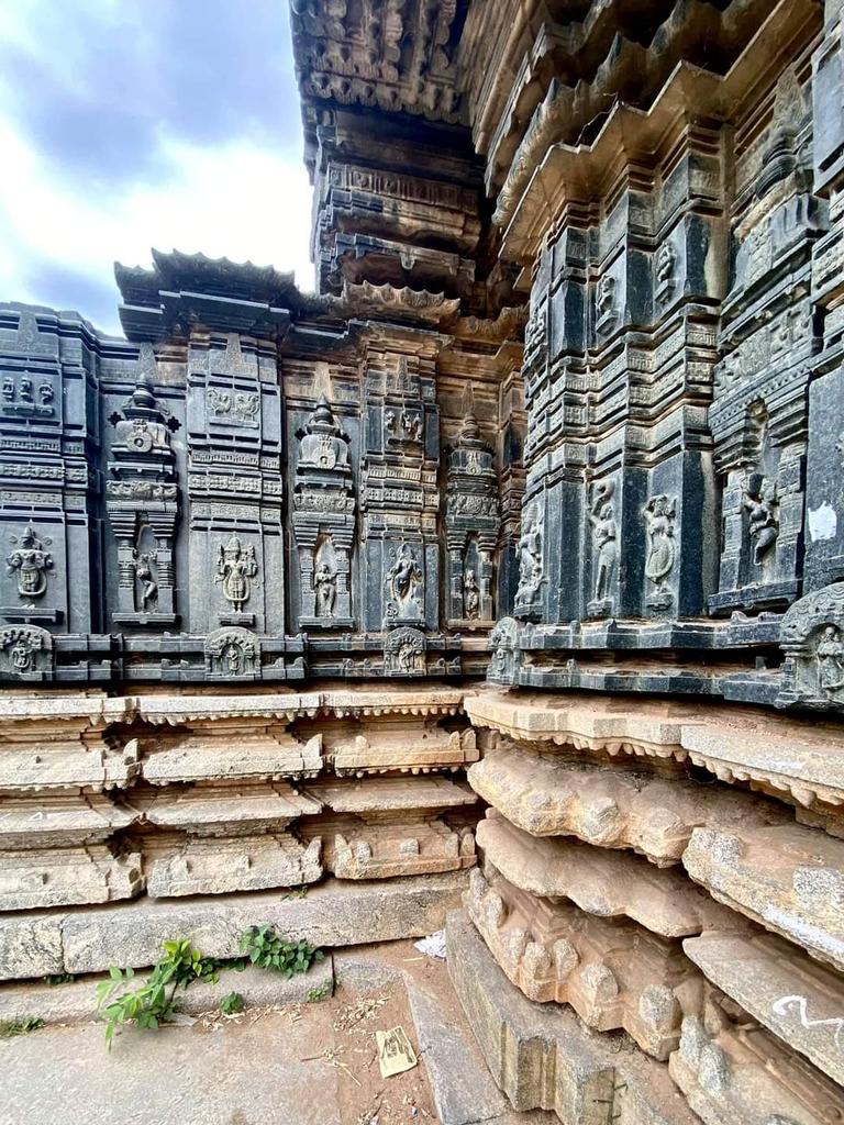 Two famous temples located in Nagulapahad are Trilingeshwara Aalayam and Veerbhadreshwara Aalayam. These temples were built during the reign of Kakatiya Kings. Kakatiya Kings used their signature style of using black stone to carve beautiful statues in the temple.