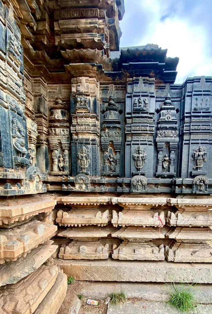 Trilingeshwara Alayam and Veerbhadreshwara Alayam resemble strongly in architectural style with the Pillalamarri Temple in Suryapet and Thousand Pillars Temple of Hanamkonda in Warangal distt, as all these temples were built during Kakatiya Period.