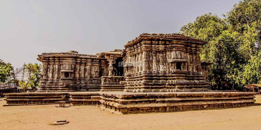 Thousand Pillars Temple stands out to be an architectural masterpiece built by the Kakatiyas.Temple was designed by the sculptors from Kakatiyan dynasty and it depicts Chalukyan style architecture. Temple resembles the shape of a star&the pillars have intricate carvings on them.