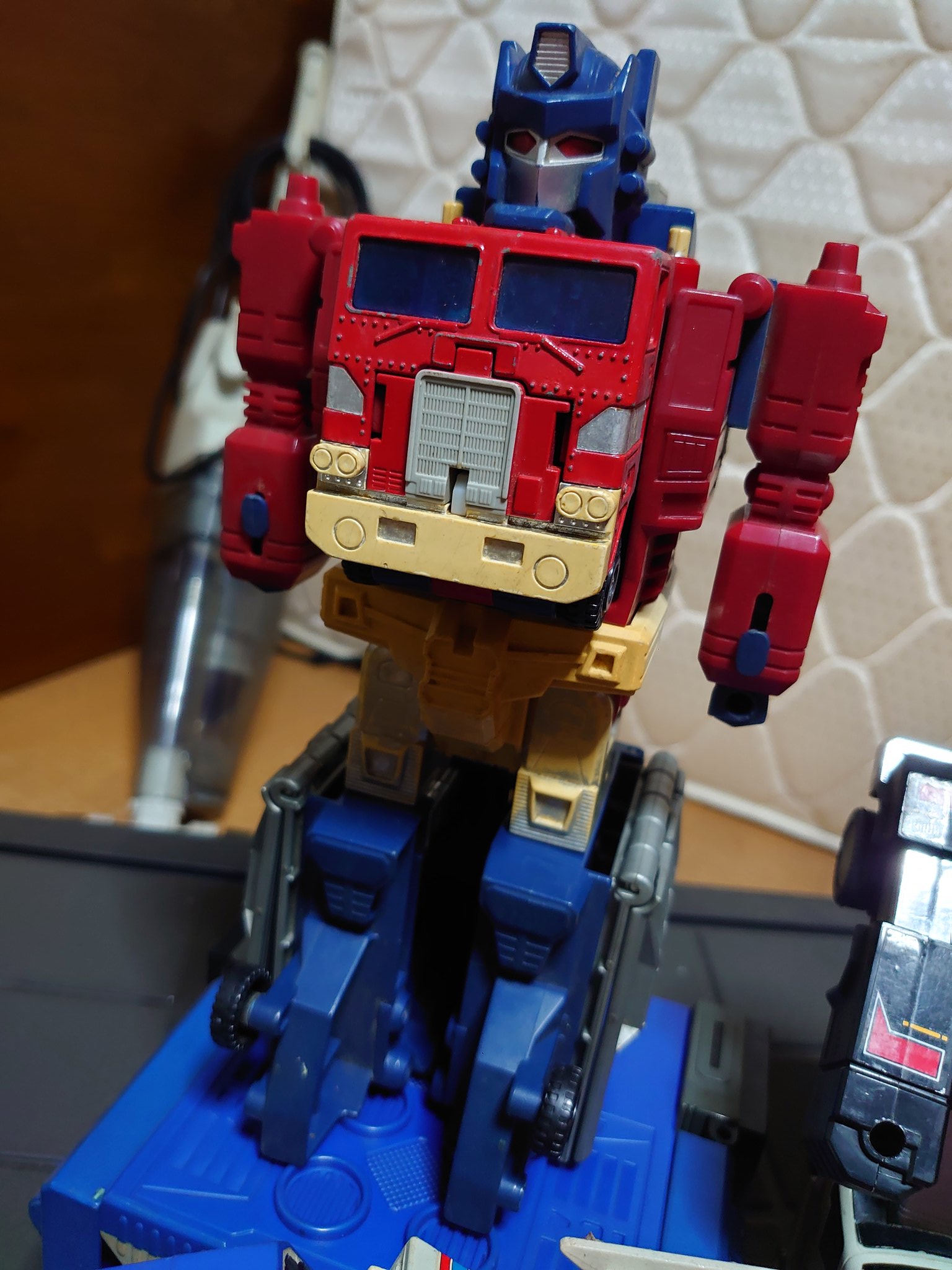 岡部 佑生 合体するロボットばっかり 笑 今もガンダム好きだし 合体するロボは好きだけど ほんと小さい頃からロボ好きなんだーな 笑 そして この頃からコンボイいるよ 笑 T Co Pj4kwobpta Twitter