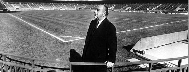 En 1987, Vicente Calderón, président culte de l’Atlético pendant plus de 20 ans, meurt.   Jésus Gil qui s’était rapproché de lui lors des mois précédents, veut prendre sa place car il y voit des opportunités business et politiques intéressantes.